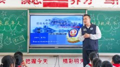 同窗们精确回覆出平安头盔的准确佩带方